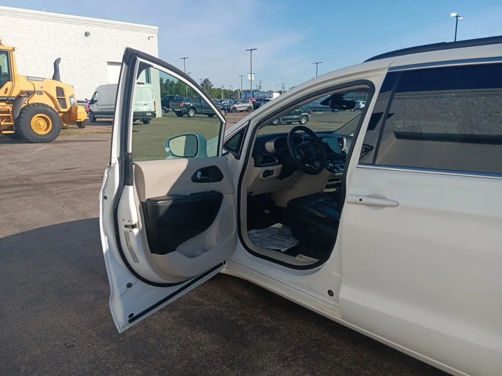 Used 2022 Bright White Clearcoat Chrysler Touring L image 13