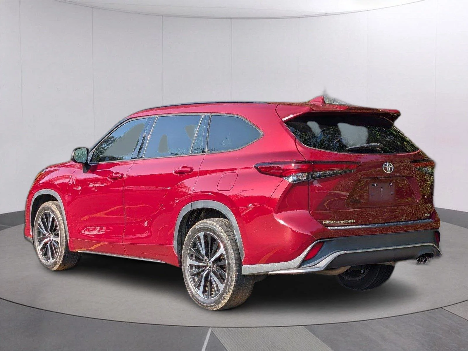 Used 2022 Ruby Flare Pearl Toyota XSE image 3