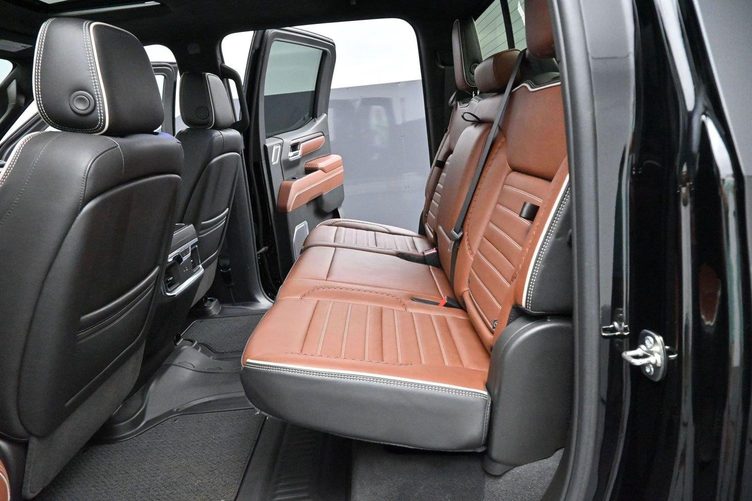 Used 2025 Onyx Black GMC Denali Ultimate image 30