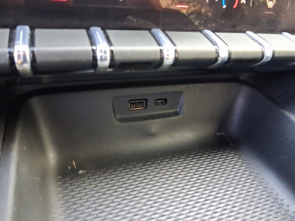 Used 2025 White GMC Elevation image 20