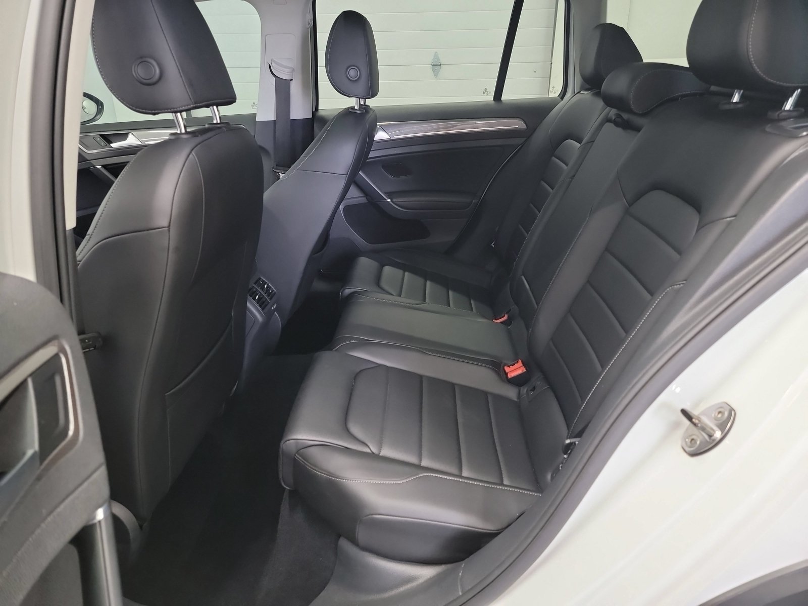 Used 2017 Pure White Volkswagen SEL image 27