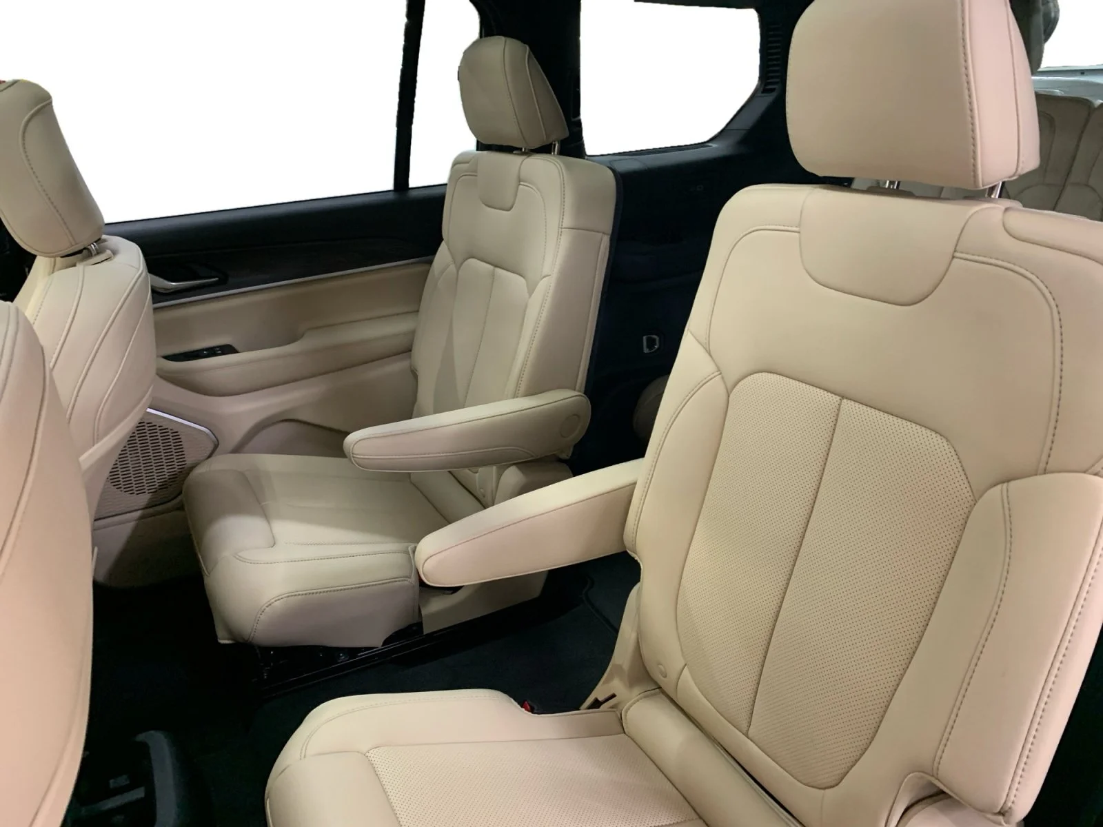 New 2026 Diamond Black Crystal Pearl Jeep Limited image 16