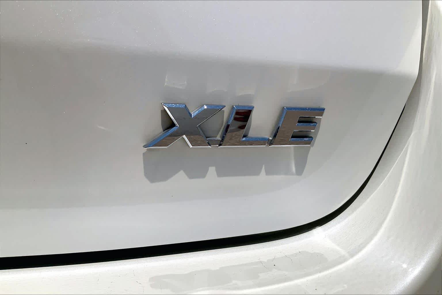 Used 2019 Blizzard Pearl Toyota XLE image 9