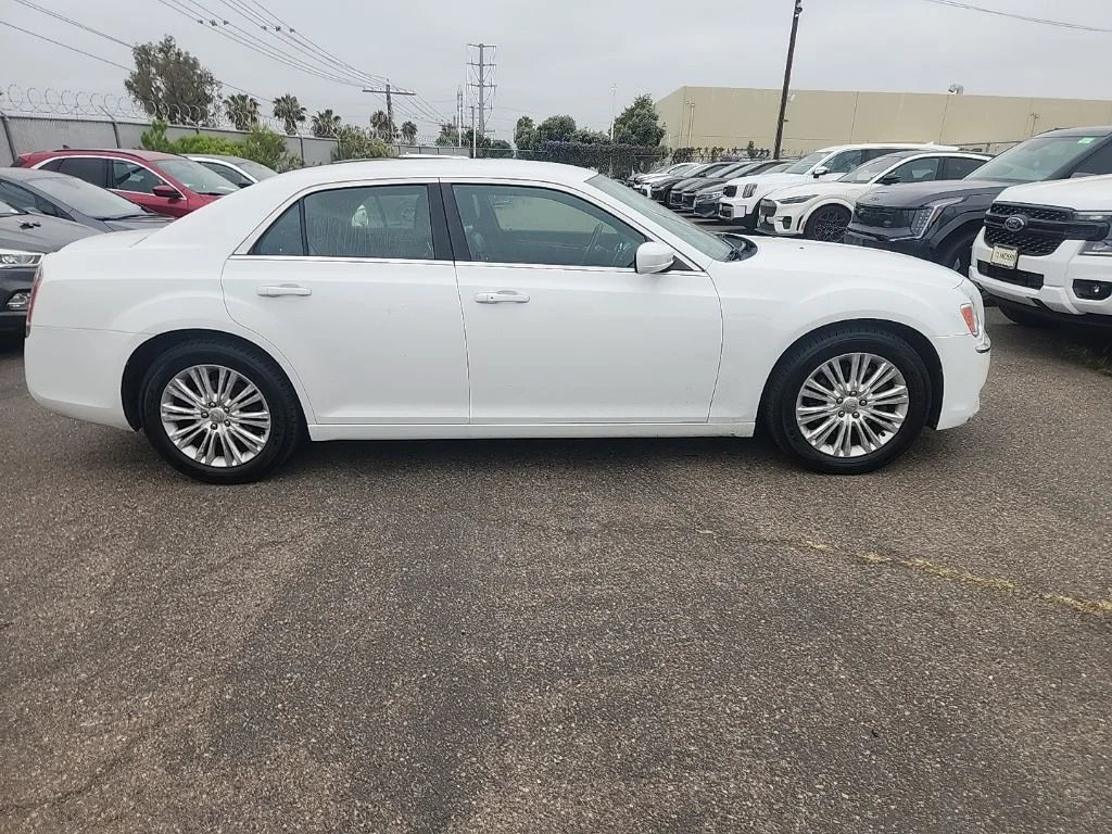 Used 2013 White Chrysler Base image 15