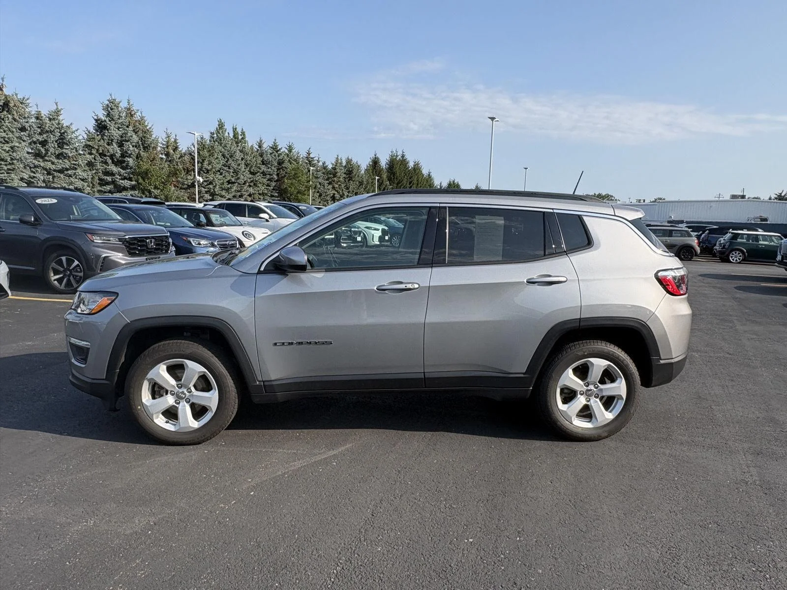 Used 2021 Billet Silver Metallic Clearcoat Jeep Latitude image 4