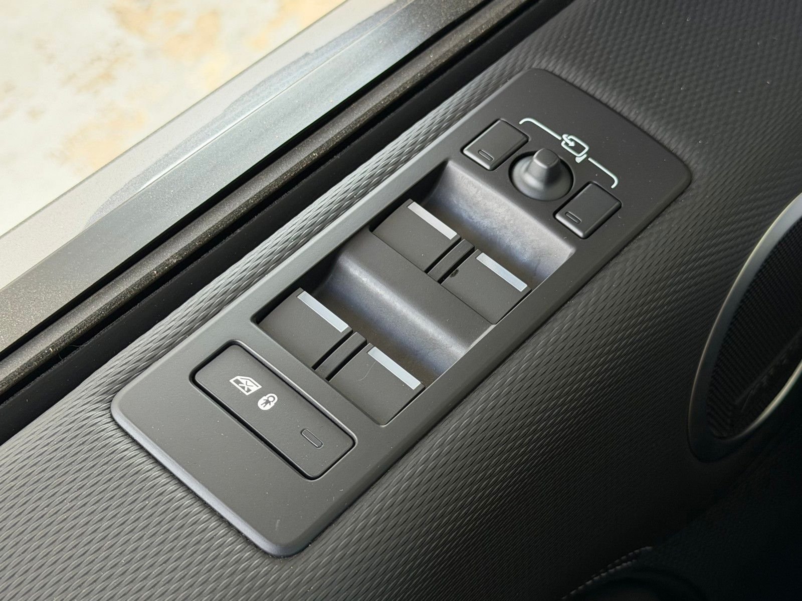 Used 2024 Gray Land Rover Dynamic SE image 25
