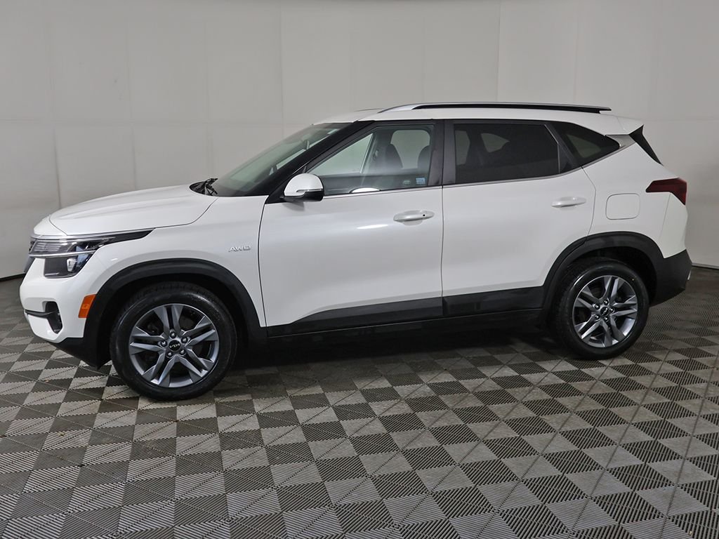 Used 2022 White Kia S image 16