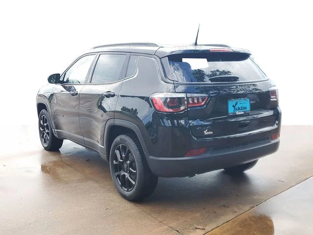 New 2026 Diamond Black Crystal Pearl-Coat Exterior Paint Jeep Latitude image 3