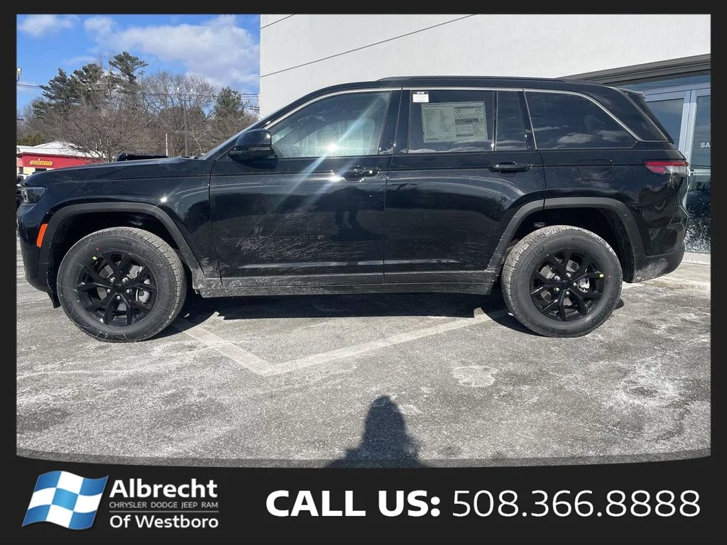 New 2026 Diamond Black Crystal Pearl-Coat Exterior Paint Jeep Altitude image 2