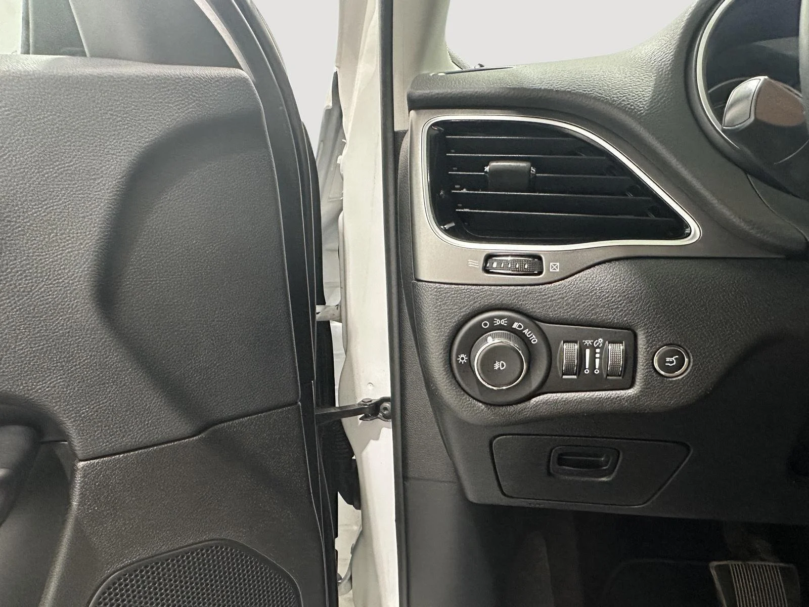 Used 2019 Bright White Clearcoat Jeep Limited image 18