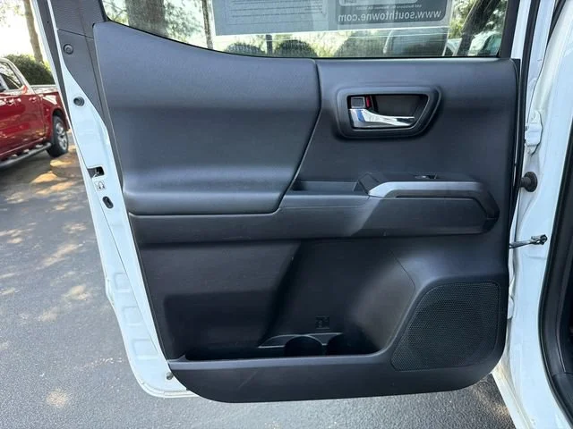 Used 2016 White Toyota SR5 image 21