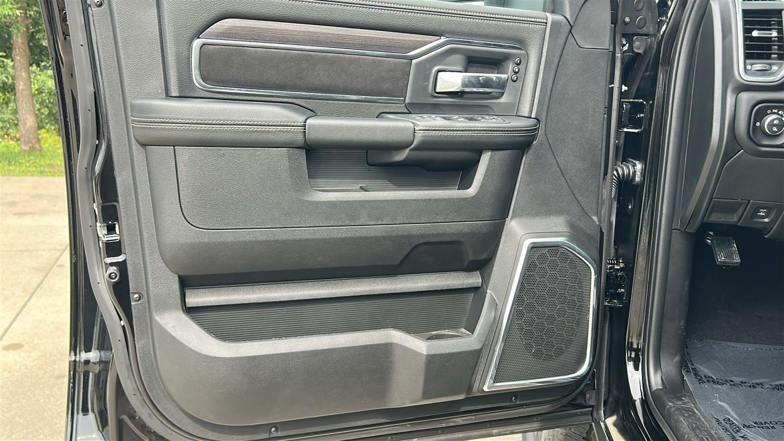 New 2026 Diamond Black Crystal Pearl-Coat Exterior Paint RAM Laramie image 18