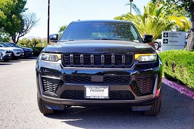 New 2026 Diamond Black Crystal Pearl-Coat Exterior Paint Jeep Laredo image 5