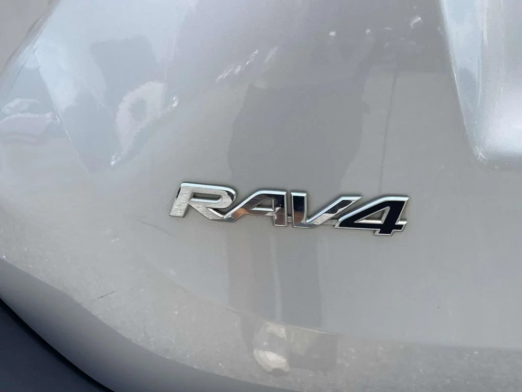 Used 2015 Classic Silver Metallic Toyota Limited image 8