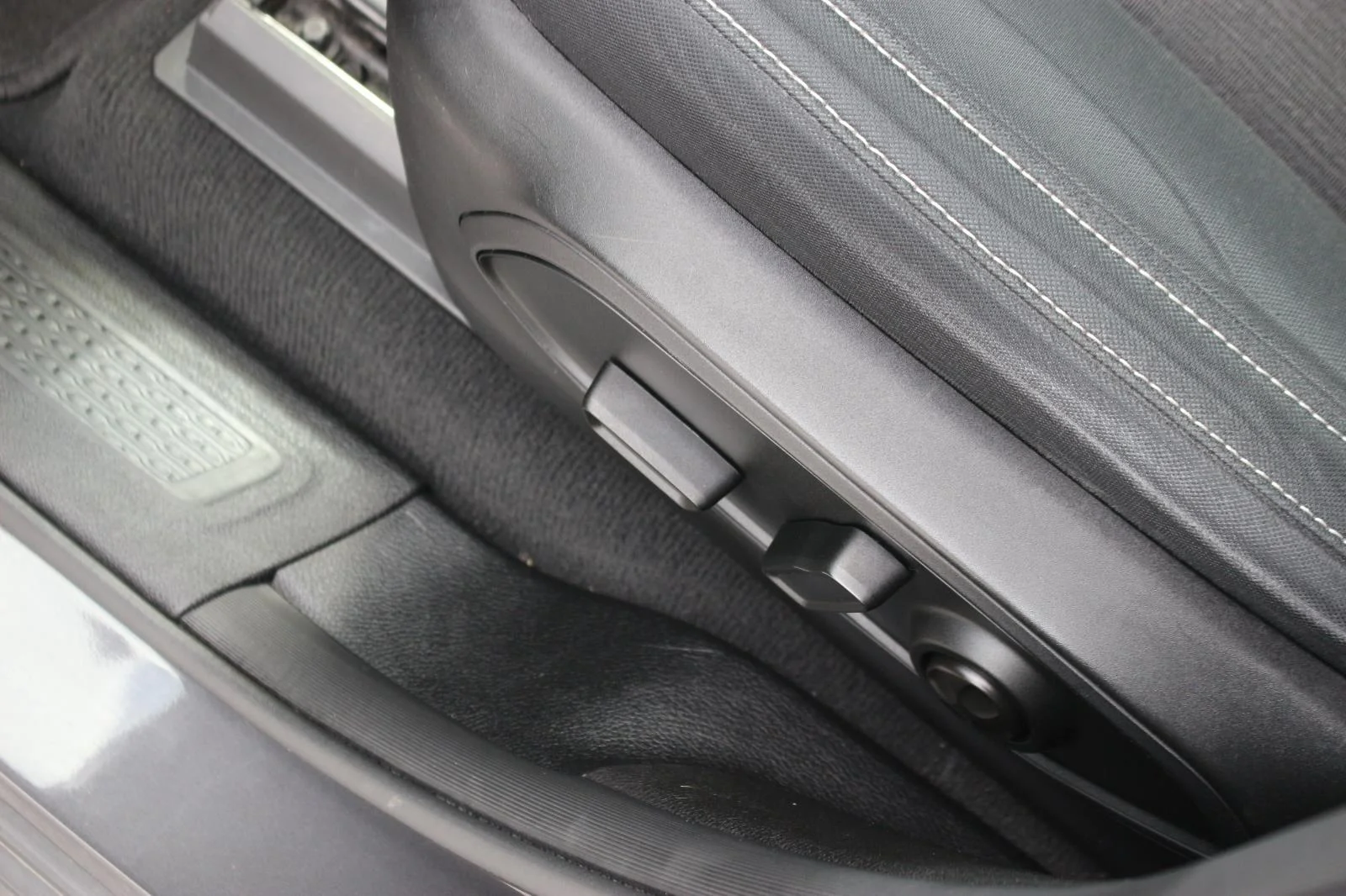 Used 2022 Gray Jeep Laredo image 17