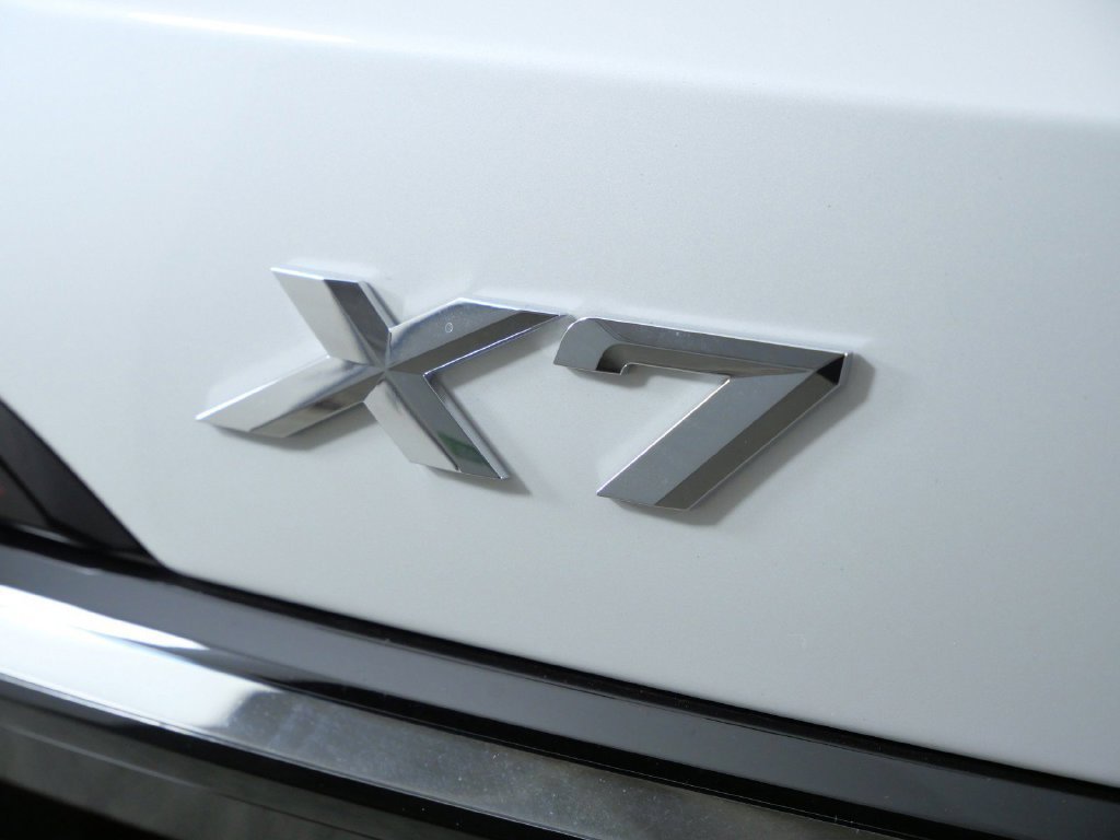 Used 2027 Mineral White Metallic BMW xDrive40i image 14