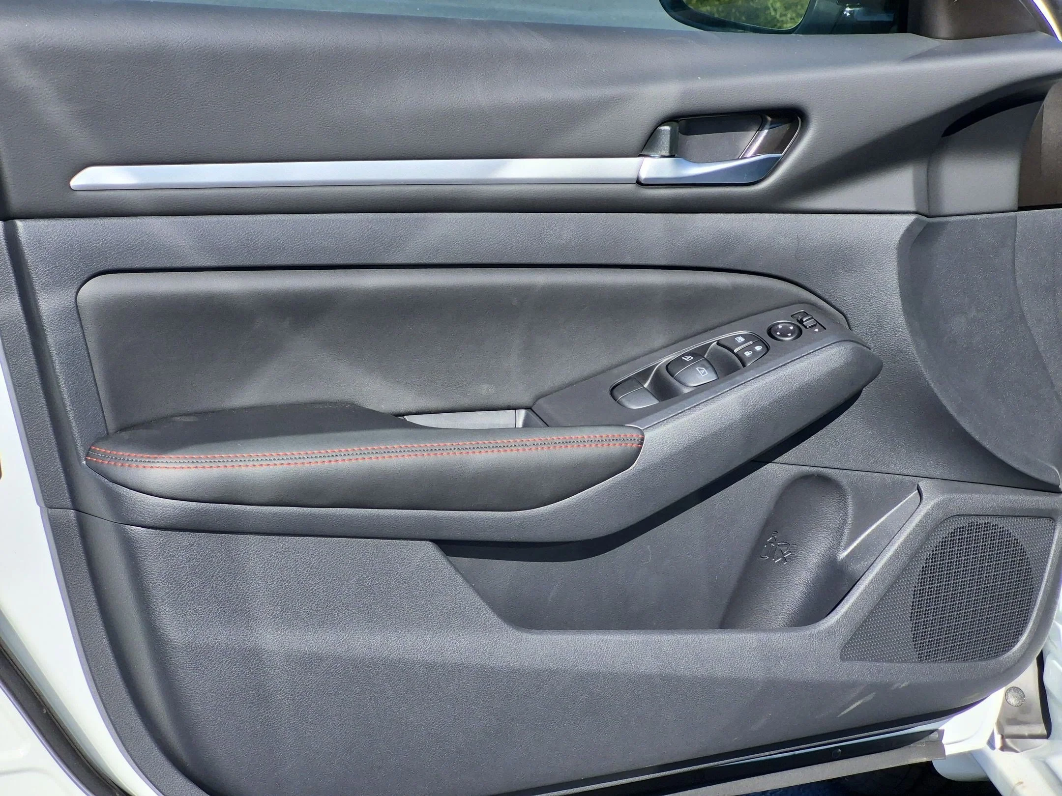 New 2026 Pearl White TriCoat / Super Black Two-tone Nissan SR image 13