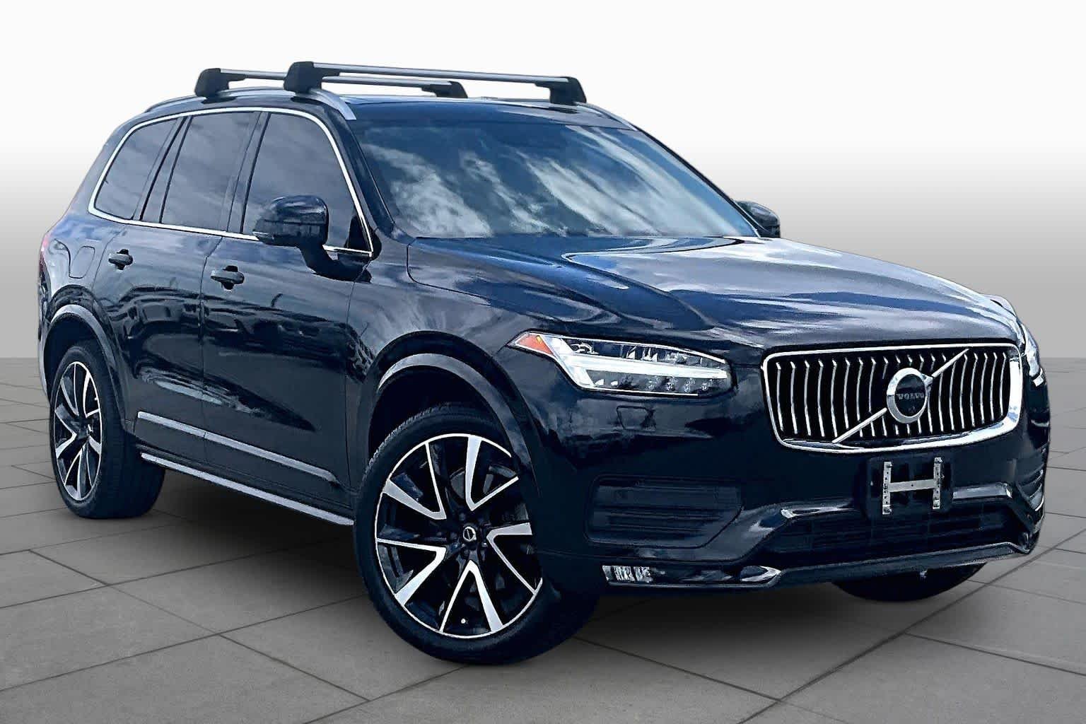 Used 2022 Onyx Black Metallic Volvo Momentum image 2