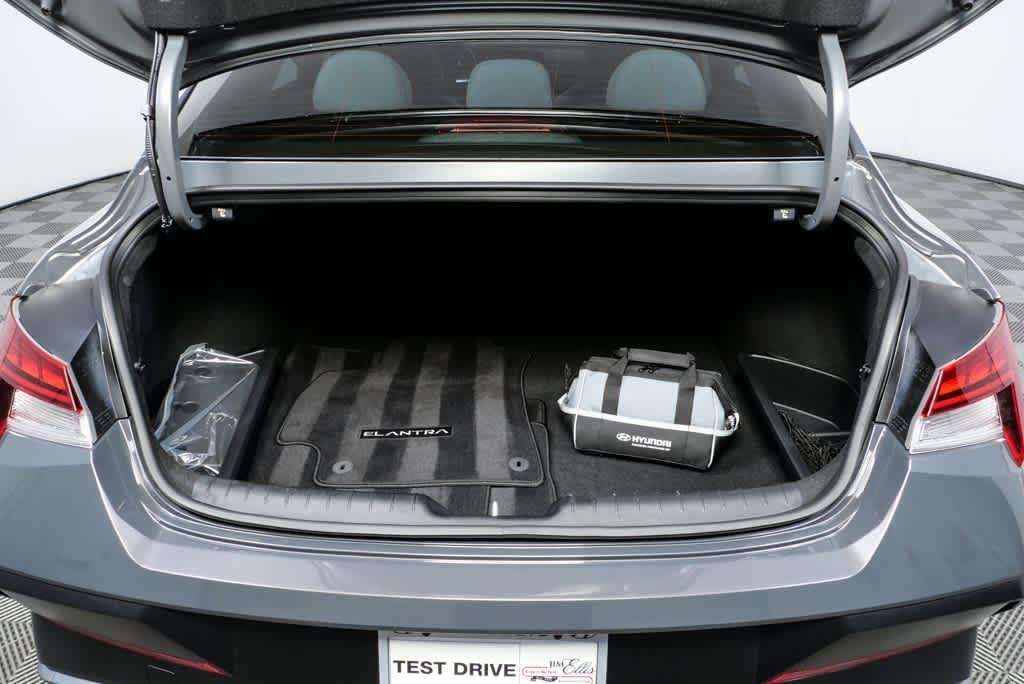 2025 Hyundai Elantra Limited - Photo 28