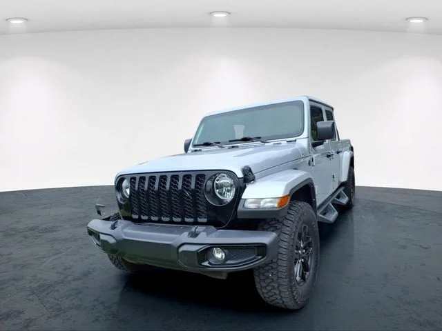 Used 2022 Silver Jeep Sport image 4