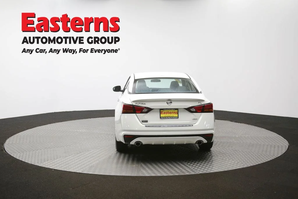 Used 2022 White Nissan 2.5 SL image 37