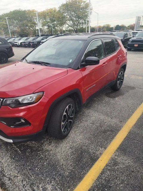 Used 2024  Jeep Limited image 2