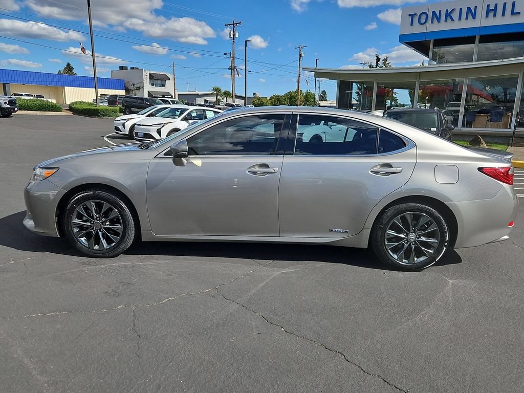Used 2015 Silver Lexus 300h image 2