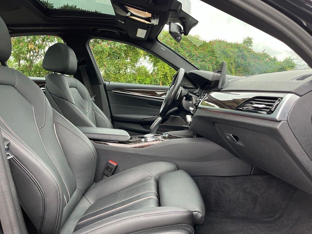 Used 2022 Black Sapphire Metallic BMW 540i xDrive image 25