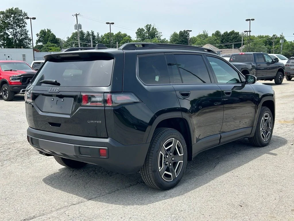 New 2026 Diamond Black Crystal Pearl-Coat Exterior Paint Jeep Limited image 6
