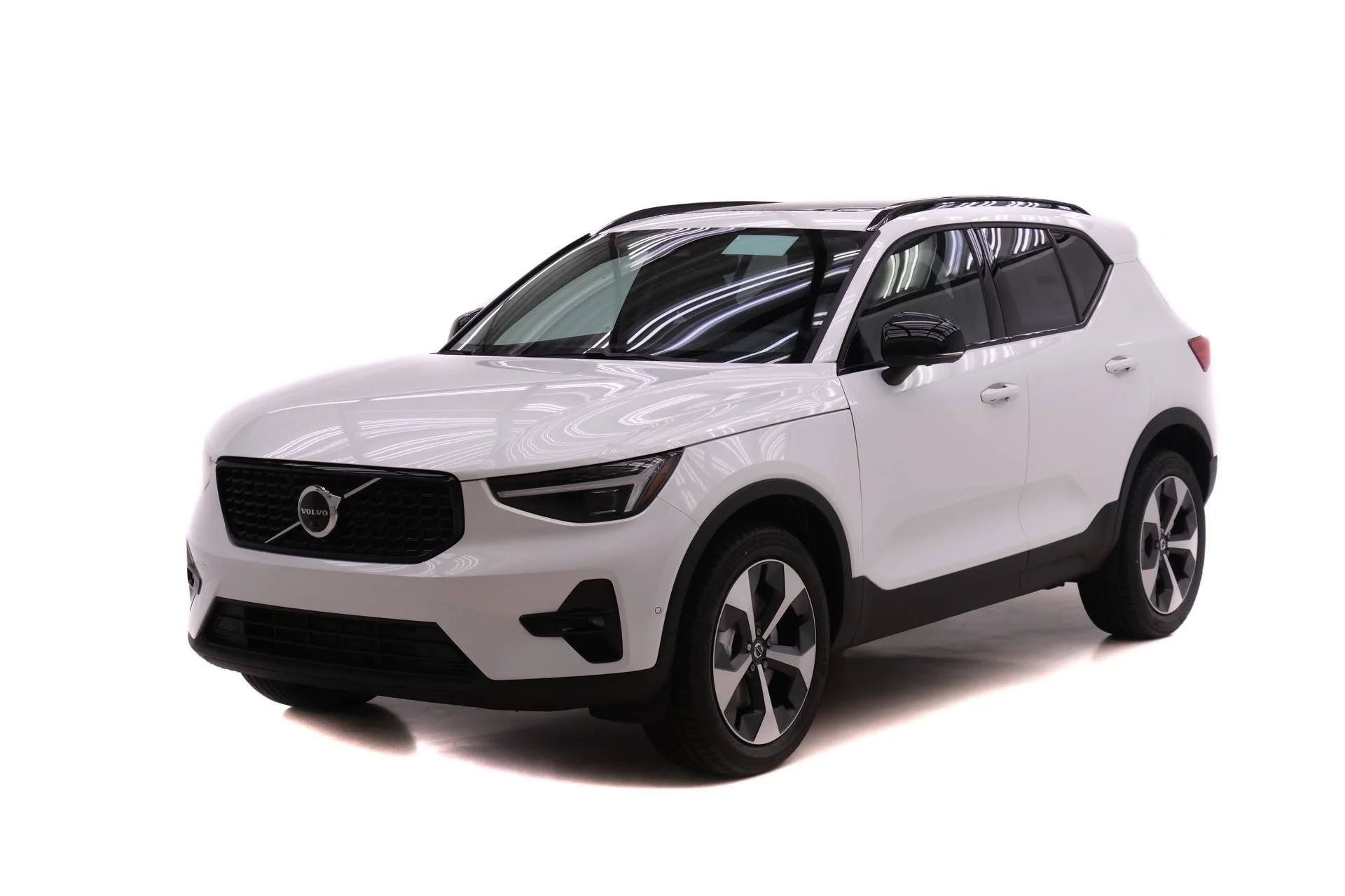 2026 Volvo XC40 B5 Plus Dark AWD's photo