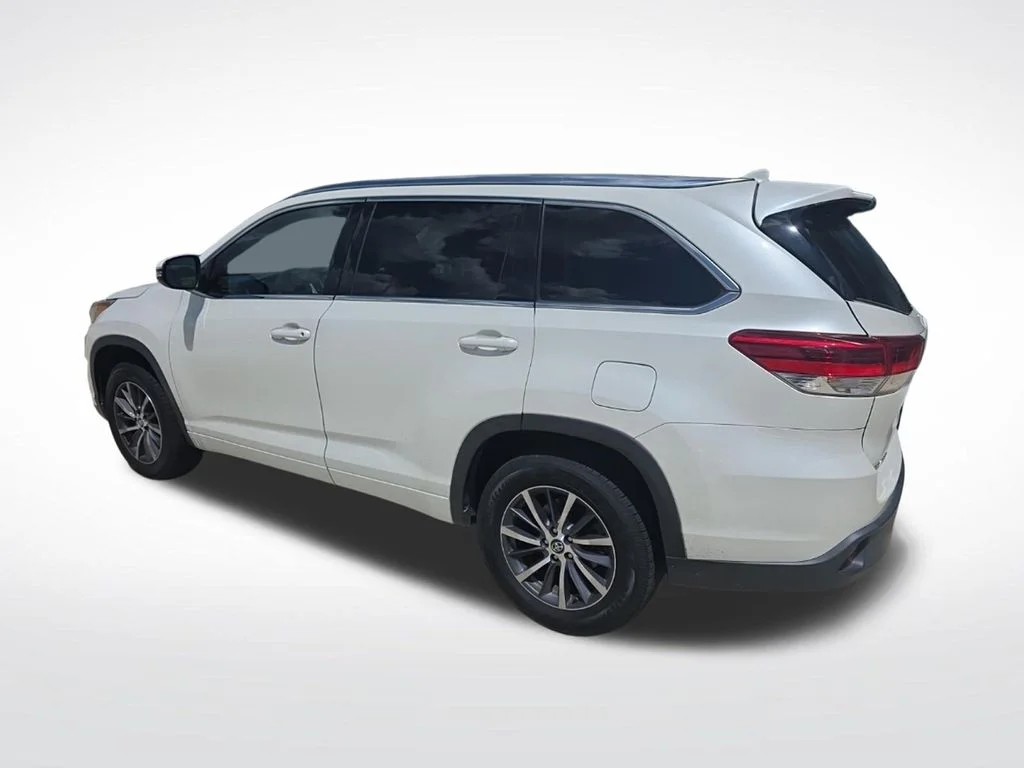 Used 2018 White Toyota XLE image 8