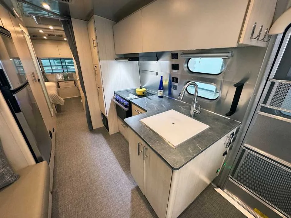 Used 2025 SILVER AIRSTREAM  image 18