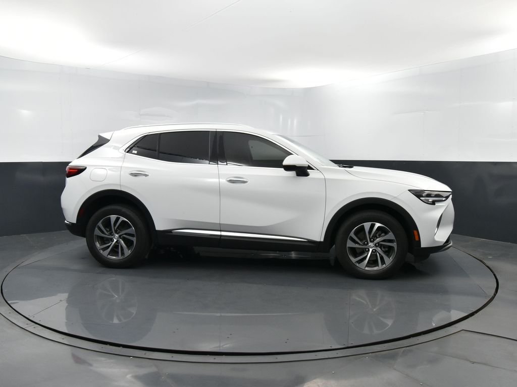 Used 2023 Summit White Buick Essence image 4