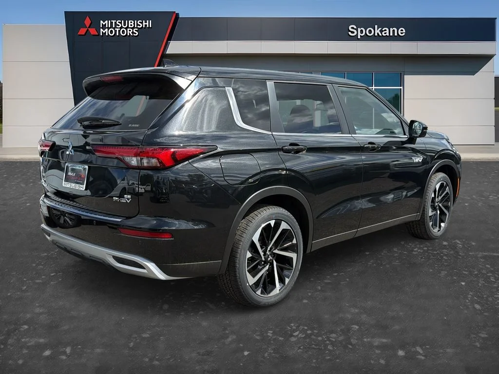 New 2025 Black Diamond Mitsubishi SE image 6