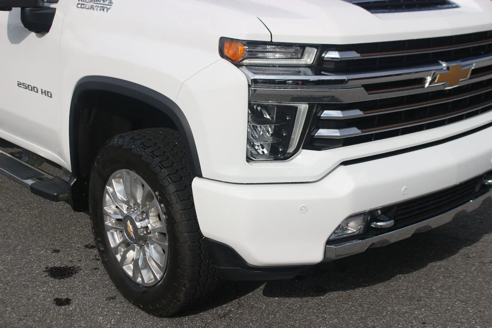 Used 2023 SUMMIT WHITE Chevrolet High Country image 9