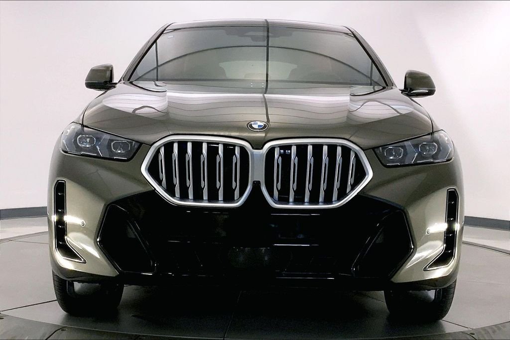 Used 2026 Manhattan Green Metallic BMW  image 2