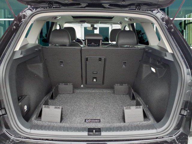 New 2026 Deep Black Pearl Volkswagen SE Black 4Motion image 9