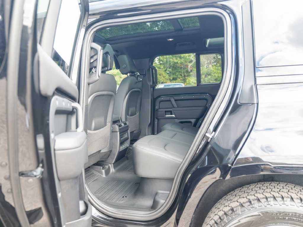 New 2026 Santorini Black Land Rover X-Dynamic SE image 21