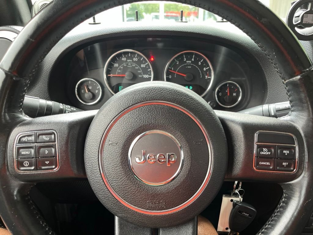 Used 2014 Billet Metallic Clearcoat Jeep Unlimited Sahara image 29