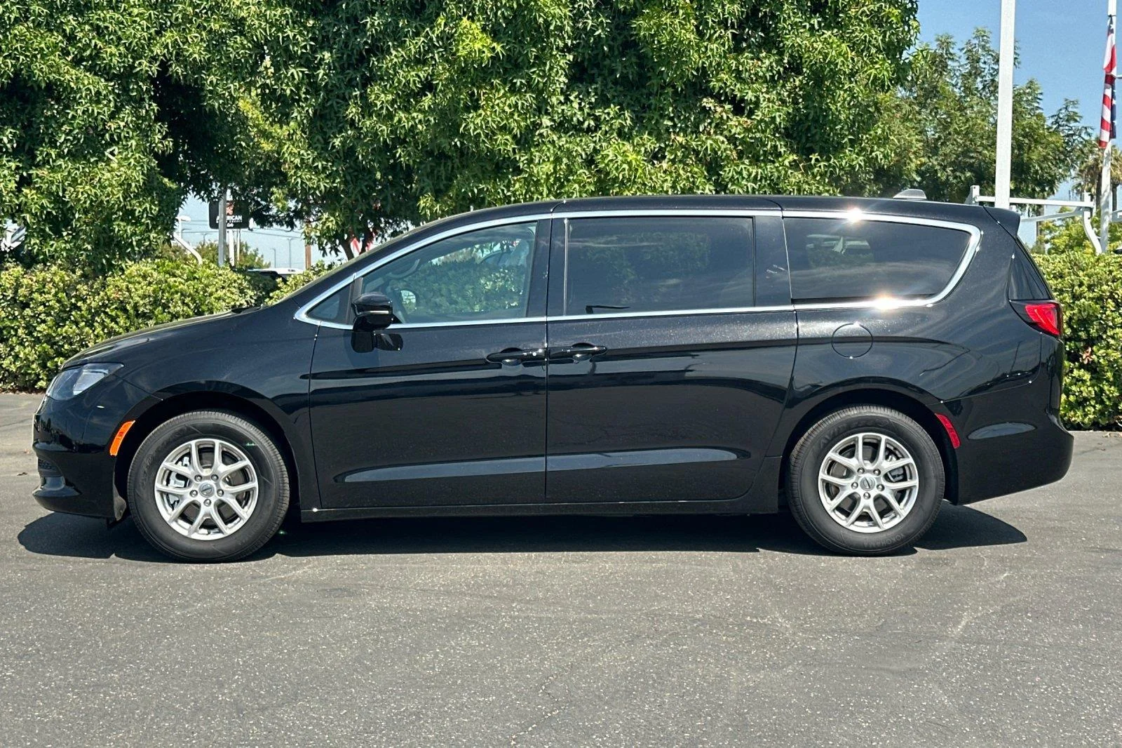 2025 Chrysler Voyager LX - Photo 7