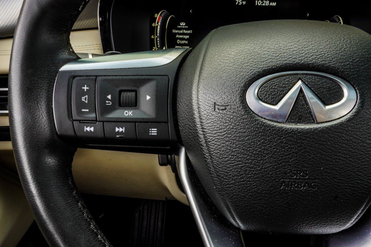 Used 2023 White INFINITI LUXE image 28