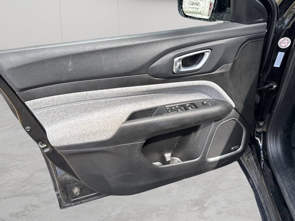 Used 2025 None Jeep Latitude image 9