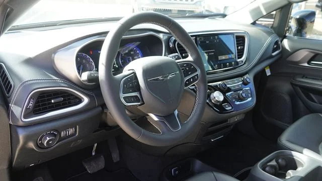 New 2026 Diamond Black Crystal Pearl-Coat Exterior Paint Chrysler Select image 18