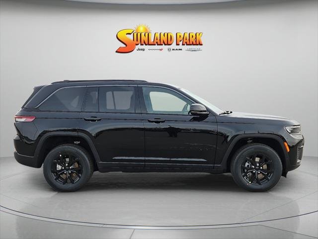 New 2026 Diamond Black Crystal Pearl-Coat Exterior Paint Jeep Laredo image 6