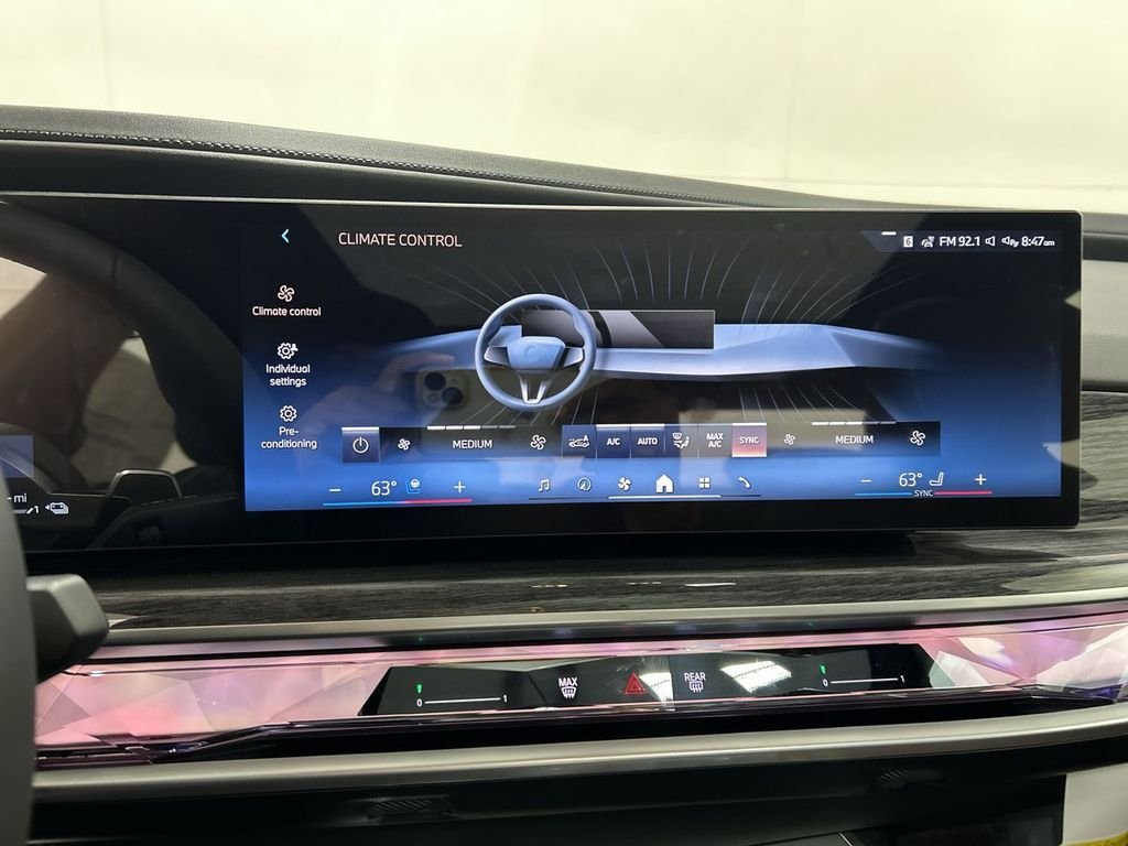 2026 BMW 7 Series 750e - Photo 19
