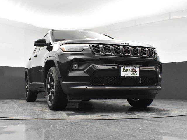 New 2026 Diamond Black Crystal Pearl-Coat Exterior Paint Jeep Latitude image 19