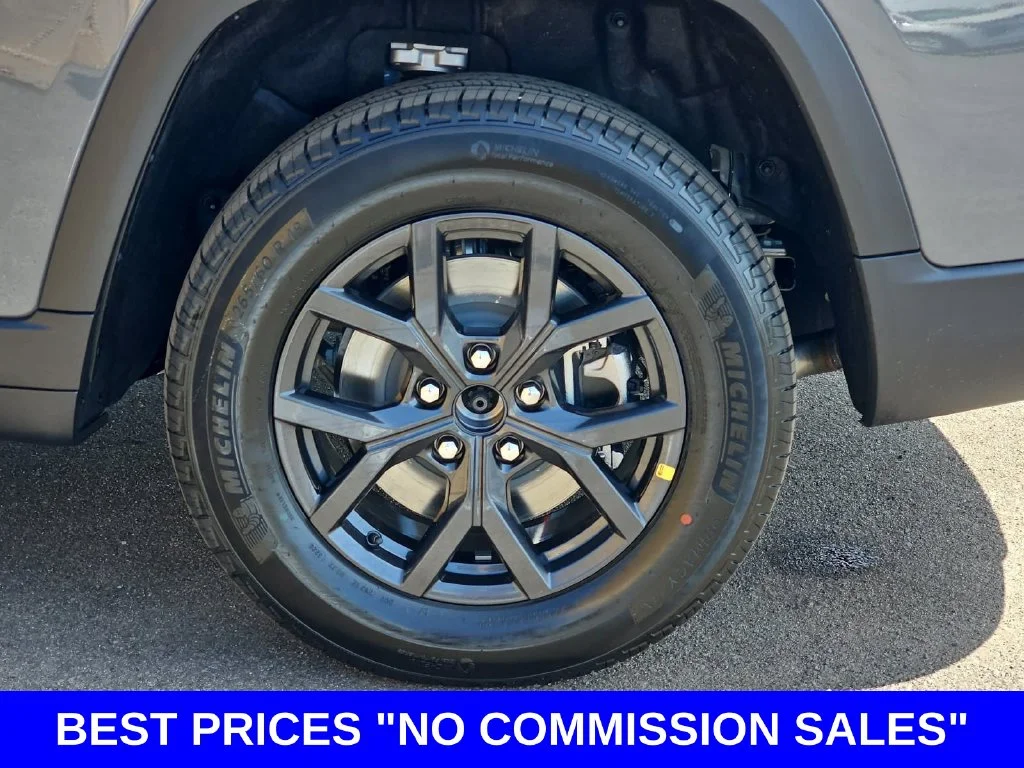 New 2027 Sting-Gray Clearcoat Jeep Laredo Altitude image 39