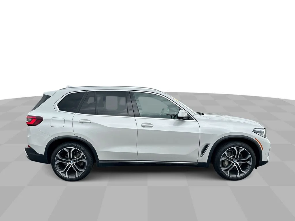 Used 2021 White BMW xDrive40i image 25