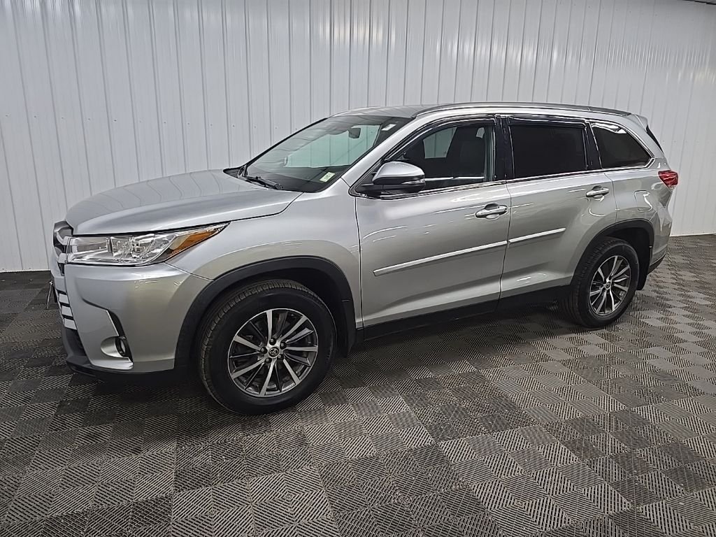Used 2019 Silver Toyota XLE image 6