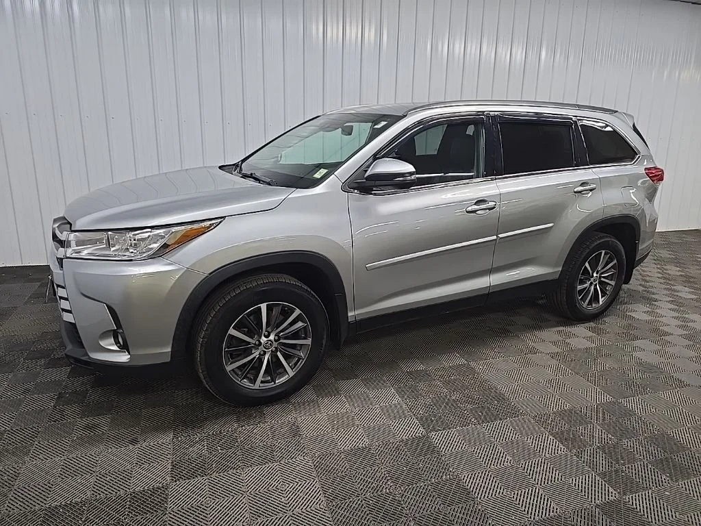Used 2019 Silver Toyota XLE image 6